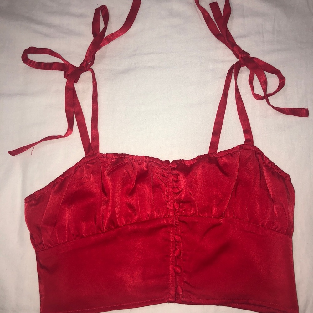 Silky material crop-top